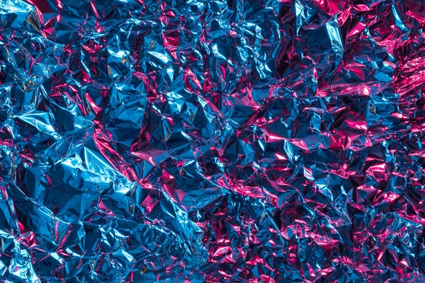 Foil Aluminium Kusut Dengan Pantulan Cahaya Biru Dan Merah Muda — Stok Foto
