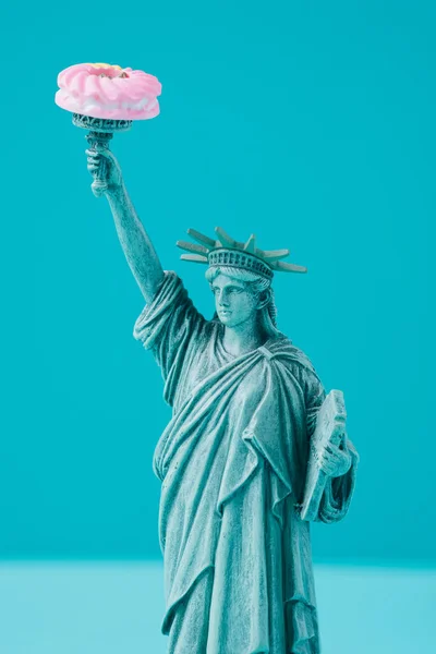 Estátua Liberdade Com Donut Tocha Eua Política Fundo Conceitual — Fotografia de Stock