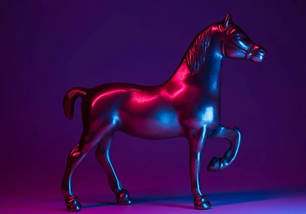 Figurinha Cavalo Com Fundo Iluminação Azul Rosa Neon Fraude Truque — Fotografia de Stock