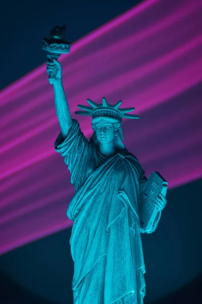 Vrijheidsbeeld Close Met Neon Verlichting Achtergrond Amerikaanse Vrijheid Futuristisch Concept — Stockfoto