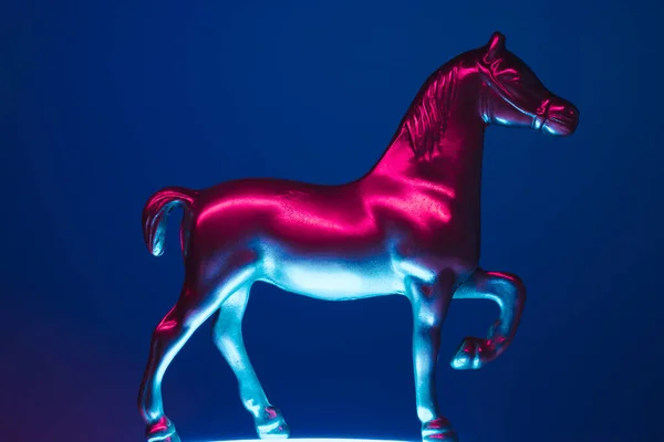 Figurinha Cavalo Com Fundo Iluminação Azul Rosa Neon Fraude Truque — Fotografia de Stock