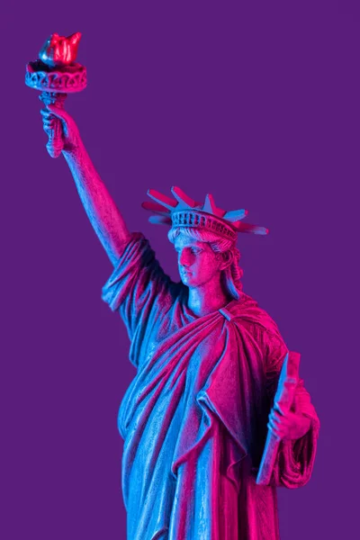 ネオン照明を背景に自由の女神がクローズアップされます アメリカの自由未来概念 — ストック写真