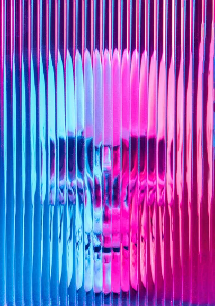 Neon Menerangi Tengkorak Manusia Balik Kaca Kabur Dengan Garis Latar — Stok Foto
