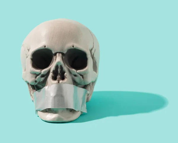Cráneo Humano Con Cinta Adhesiva Sobre Boca Concepto Mínimo Libertad —  Fotos de Stock