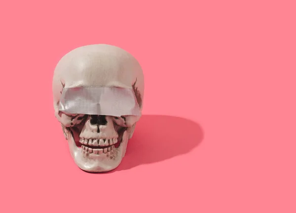 Cráneo Humano Con Cinta Adhesiva Sobre Sus Ojos Fondo Conceptual —  Fotos de Stock