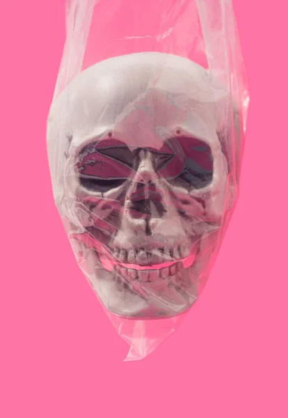 Totenkopf Der Durchsichtigen Plastiktüte Auf Rosa Hintergrund Verschwendung Von Leben — Stockfoto