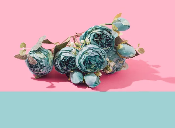 Buket Bunga Buatan Teal Peonia Dengan Dua Warna Latar Belakang — Stok Foto