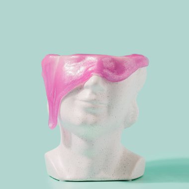 Mor sümüklü mermer heykel kafası pastel arkaplana damlıyor. Yumuşak pop, Y2K konsepti.