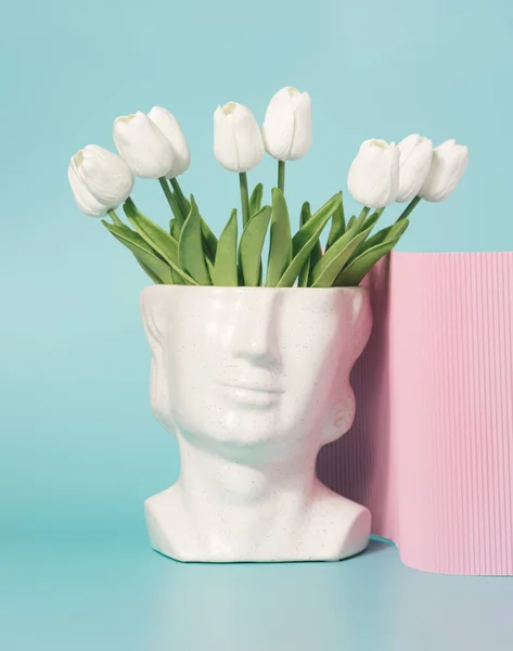 Beton Patung Kepala Dengan Bunga Tulip Pada Latar Belakang Biru — Stok Foto