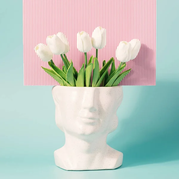Patung Kepala Retro Dengan Bunga Tulip Pada Latar Belakang Biru — Stok Foto
