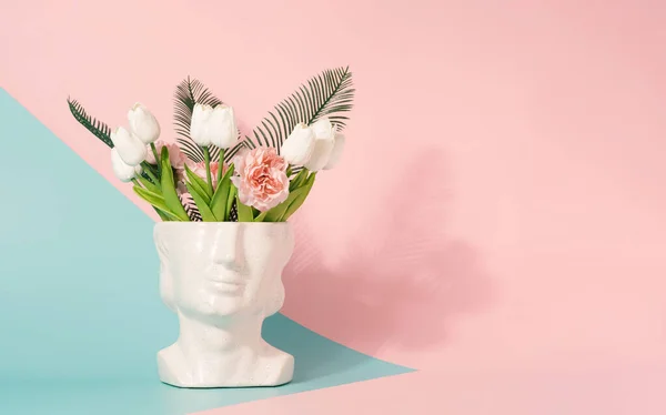 Kepala Patung Y2K Dengan Bunga Musim Semi Latar Belakang Pastel — Stok Foto