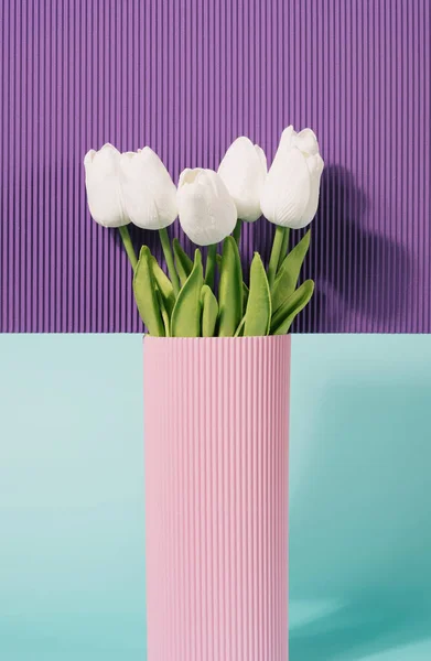 Vas Merah Muda Pastel Dengan Bunga Tulip Pada Latar Belakang — Stok Foto
