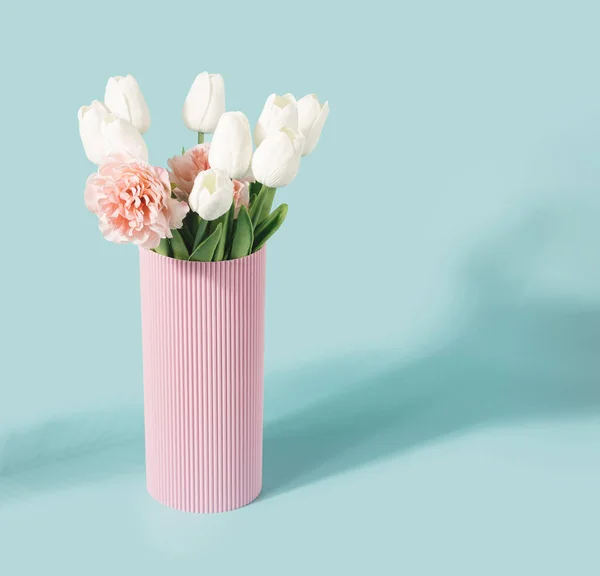Vas Merah Muda Pastel Dengan Berbagai Bunga Musim Semi Pada — Stok Foto
