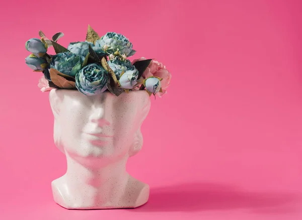 Kepala Patung Marmer Dengan Bunga Musim Semi Dalamnya Latar Belakang — Stok Foto