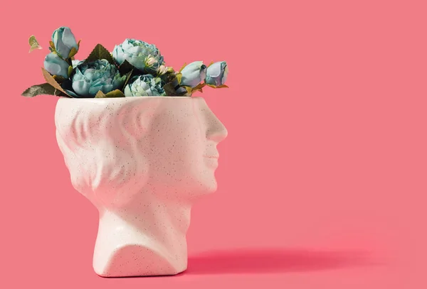Perfil Cabeza Estatua Mármol Con Flores Primavera Sobre Fondo Rosa —  Fotos de Stock