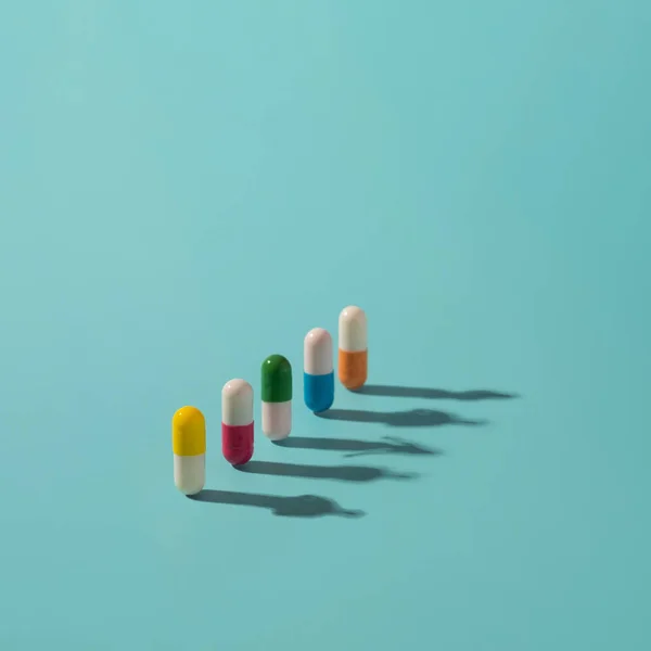 Obat Obatan Dengan Elemen Berwarna Warni Dan Bayangan Manusia Permukaan — Stok Foto