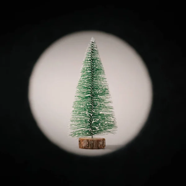 Ornamento Árvore Natal Visto Através Buraco Procura Conceito Natal — Fotografia de Stock