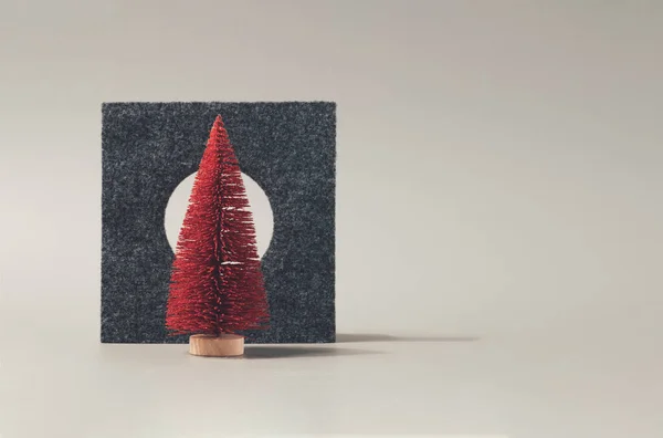 红圣诞树靠在正方形的感觉框架上 现代圣诞快乐的背景 — 图库照片