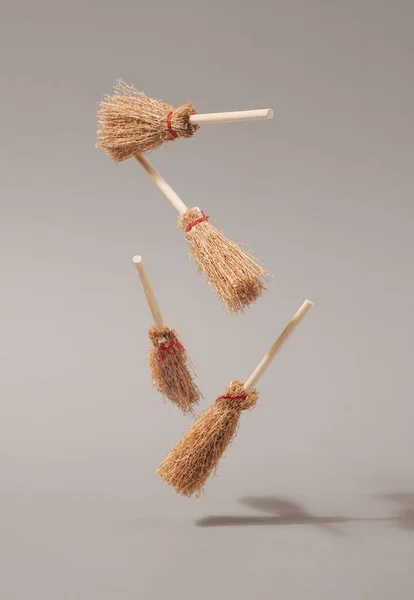 万圣节的女巫扫帚在米色背景下飘浮 巫术概念背景 — 图库照片