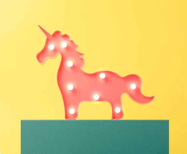 Unicorno Rosa Con Lampadine Accese Piedi Cavalletto Verde Acqua Energia — Foto Stock