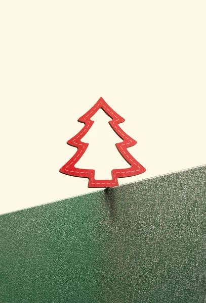 Κόκκινο Στολίδι Χριστουγεννιάτικο Δέντρο Στην Άκρη Του Πράσινου Περίπτερο Χαρούμενα — Φωτογραφία Αρχείου