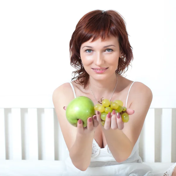 Красивая молодая женщина с фруктами Стоковое Изображение