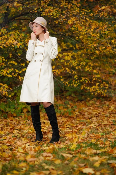 Attraktive Frau im abendlichen Herbstpark — Stockfoto