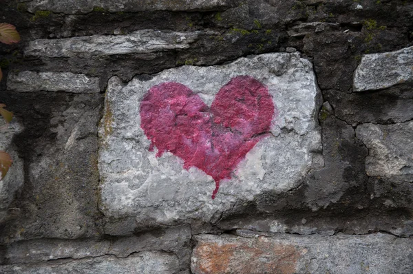 Cuore rosso su vecchio muro di pietra — Foto Stock