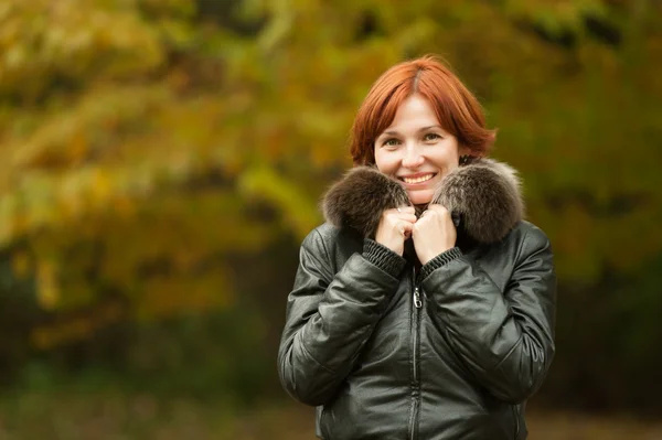 Jonge vrouw portret in herfst park — Stockfoto