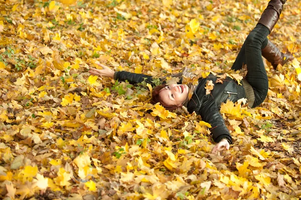 Jonge vrouw portret in herfst park — Stockfoto