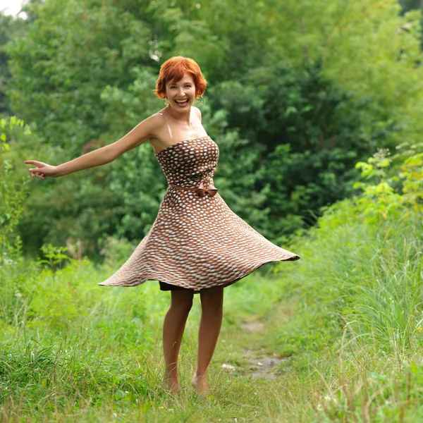 Retrato de la mujer al aire libre —  Fotos de Stock