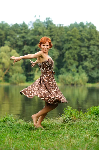 Ritratto della donna all'aperto — Foto Stock