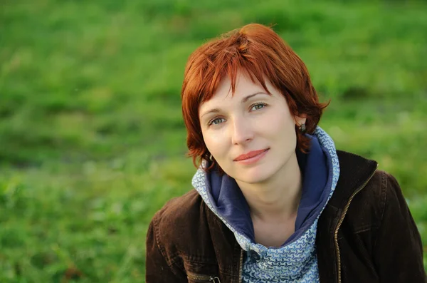 Mulher atraente com cabelo vermelho — Fotografia de Stock