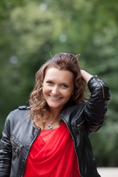 Portret van jonge lachende vrouw in park. — Stockfoto