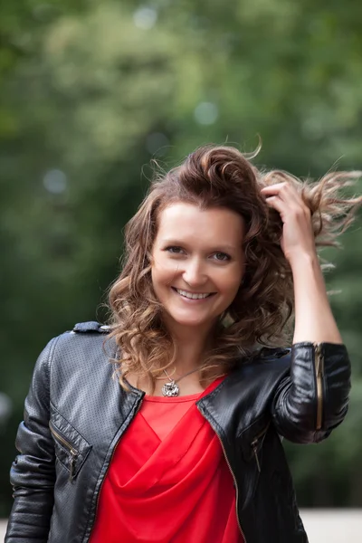 Portret van jonge lachende vrouw in park. — Stockfoto