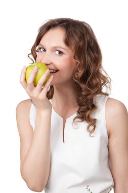 taze, olgun bir elma ısırmayı uygun genç kız portresi