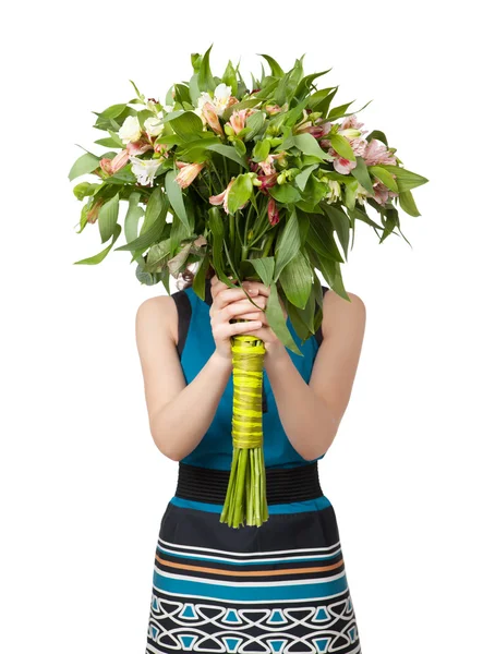 Портрет красивой брюнетки, держащей букет цветов — стоковое фото