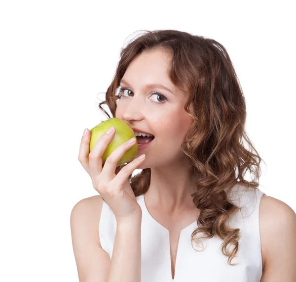 Retrato de una joven en forma mordiendo una manzana fresca y madura — Foto de Stock