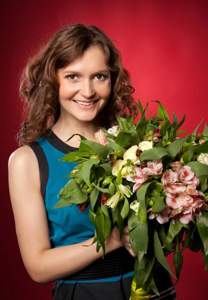 Portret van mooie brunette bedrijf boeket van bloemen — Stockfoto
