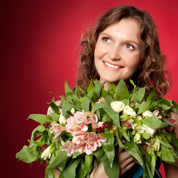 Porträt der hübschen Brünette mit Blumenstrauß — Stockfoto