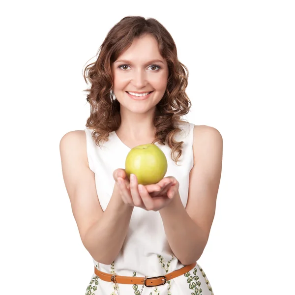 Portret van een jong meisje die van een groene appel geeft — Stockfoto