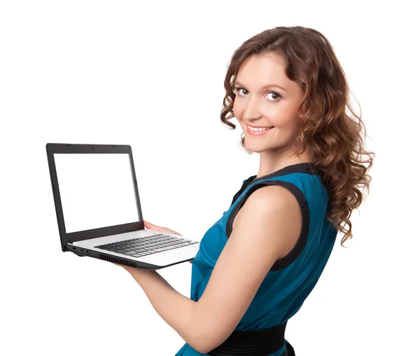 Portrait d'une jolie jeune femme d'affaires tenant un ordinateur portable — Photo