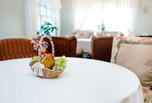 La sala de estar con cesta de frutas en una mesa — Foto de Stock