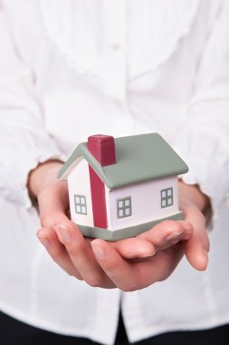 ev modeli tutan güzel genç kadın