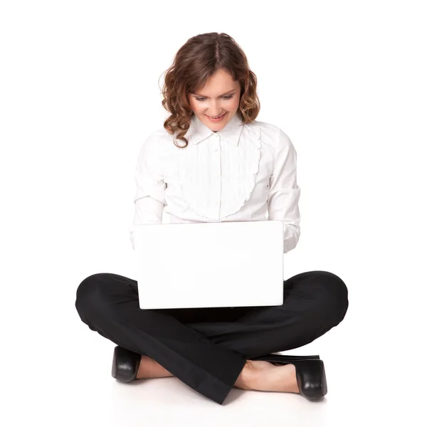 Retrato de uma jovem mulher bonita sentada na frente de seu laptop — Fotografia de Stock