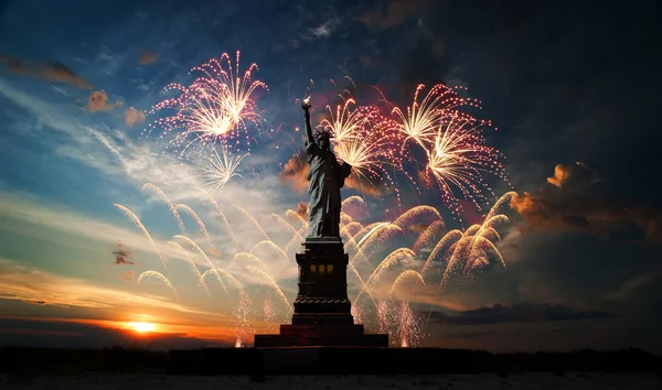 Dag van de onafhankelijkheid. Liberty verhelderend van de wereld — Stockfoto