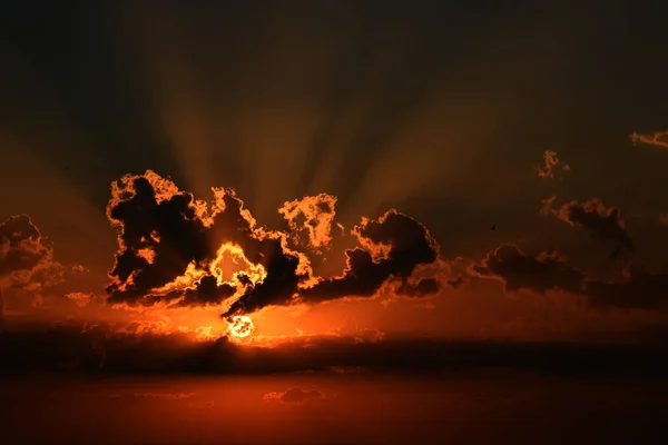 Gölün Üzerinde Huzurlu Gün Batımı