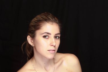 Stüdyodaki seksi sarışın kız.