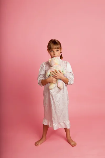 Petite fille avec un ours en peluche — Photo