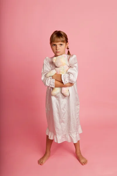 Petite fille avec un ours en peluche — Photo